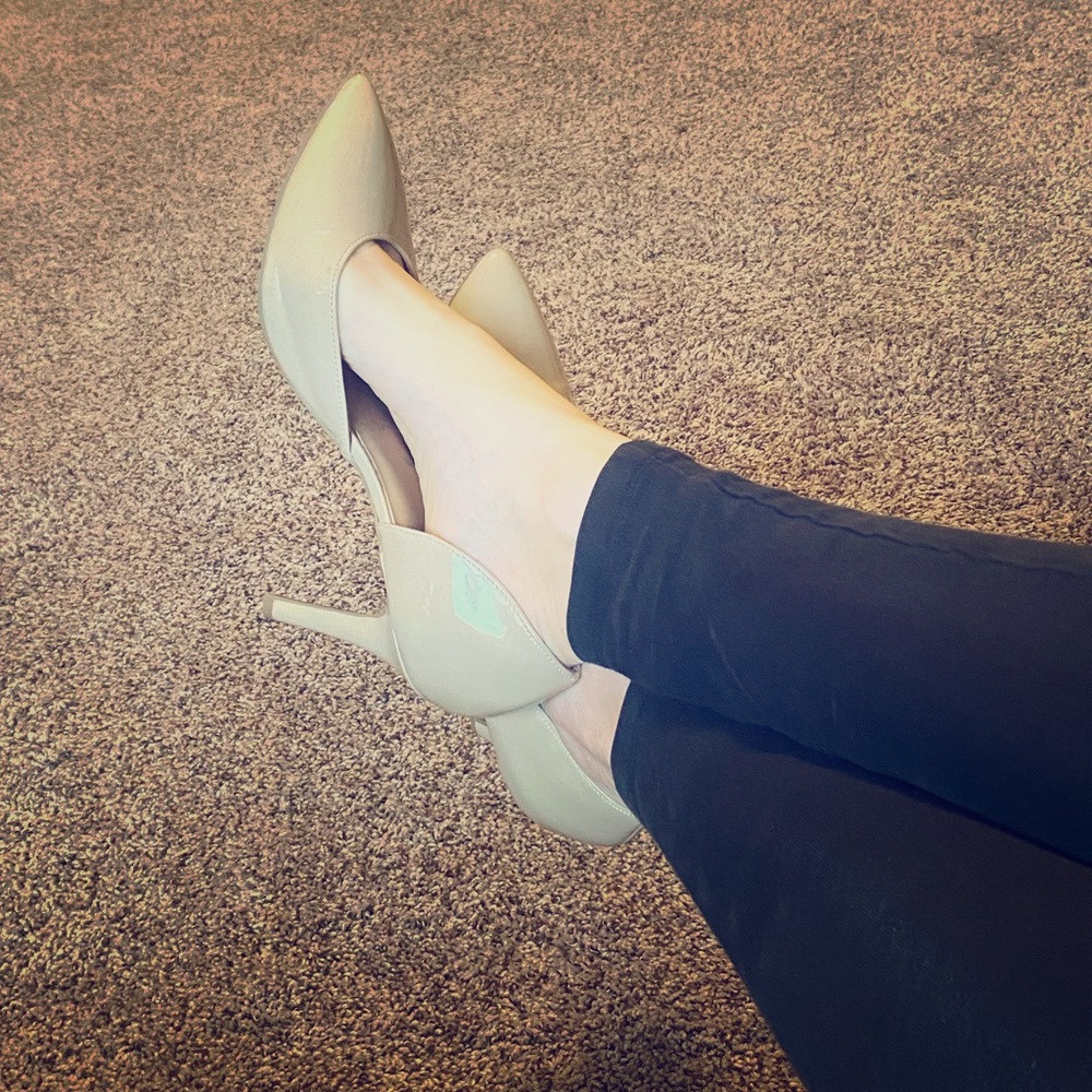 Closed toe heels pumps